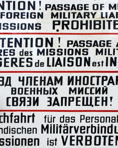 Typisch bord neergezet om militaire liaison-missies toegang te verbieden tot bepaalde gebieden in Oost-Duitsland.