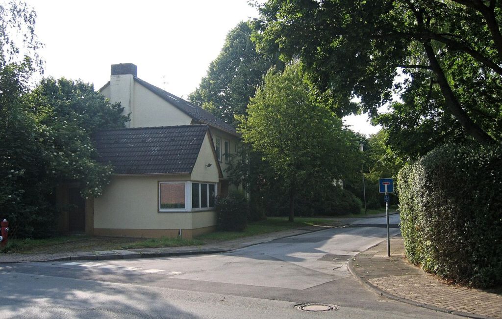 Deze voormalige Britse post markeert de toegang tot het voormalige SOXMIS in Bünde, West-Duitsland 