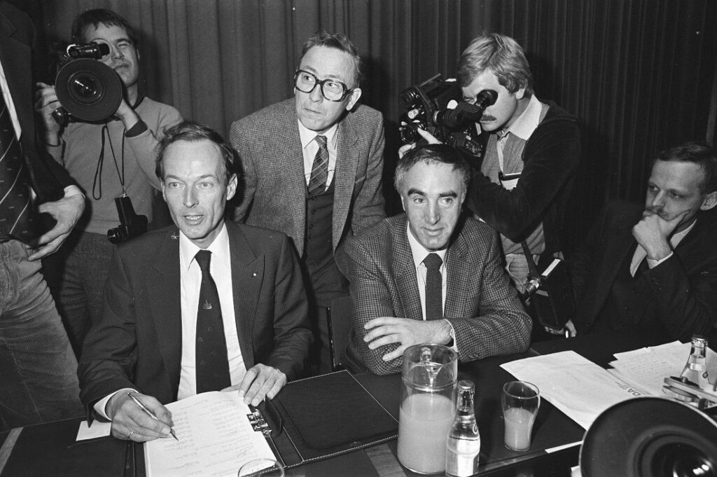 Fusie-congres van het CDA in Den Haag. Drie voorzitters van KVP CHU en ARP tekenen het fusie-protocol, 11 oktober 1980 