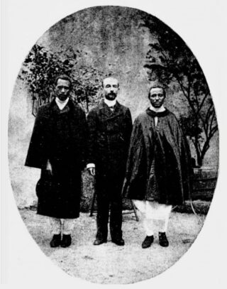 Léonce Lagarde, van 1884 tot 1899 de Franse bestuurder van het territorium van Obock, in het gezelschap van twee Ethiopische prinsen in Addis Abeba in 1898.