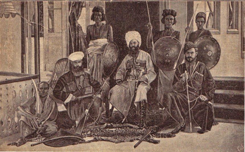 Tijdschriftgravure van Sagallo-expeditieleider en zelfverklaarde kozakkenhoofdman Nikolaj Ivanovitsj Asjinov (1856-1902, in het midden), zijn twee kompanen en zijn lokale escorte tijdens zijn verblijf in Tigray, Ethiopië in 1886 (jaar en maker onbekend).