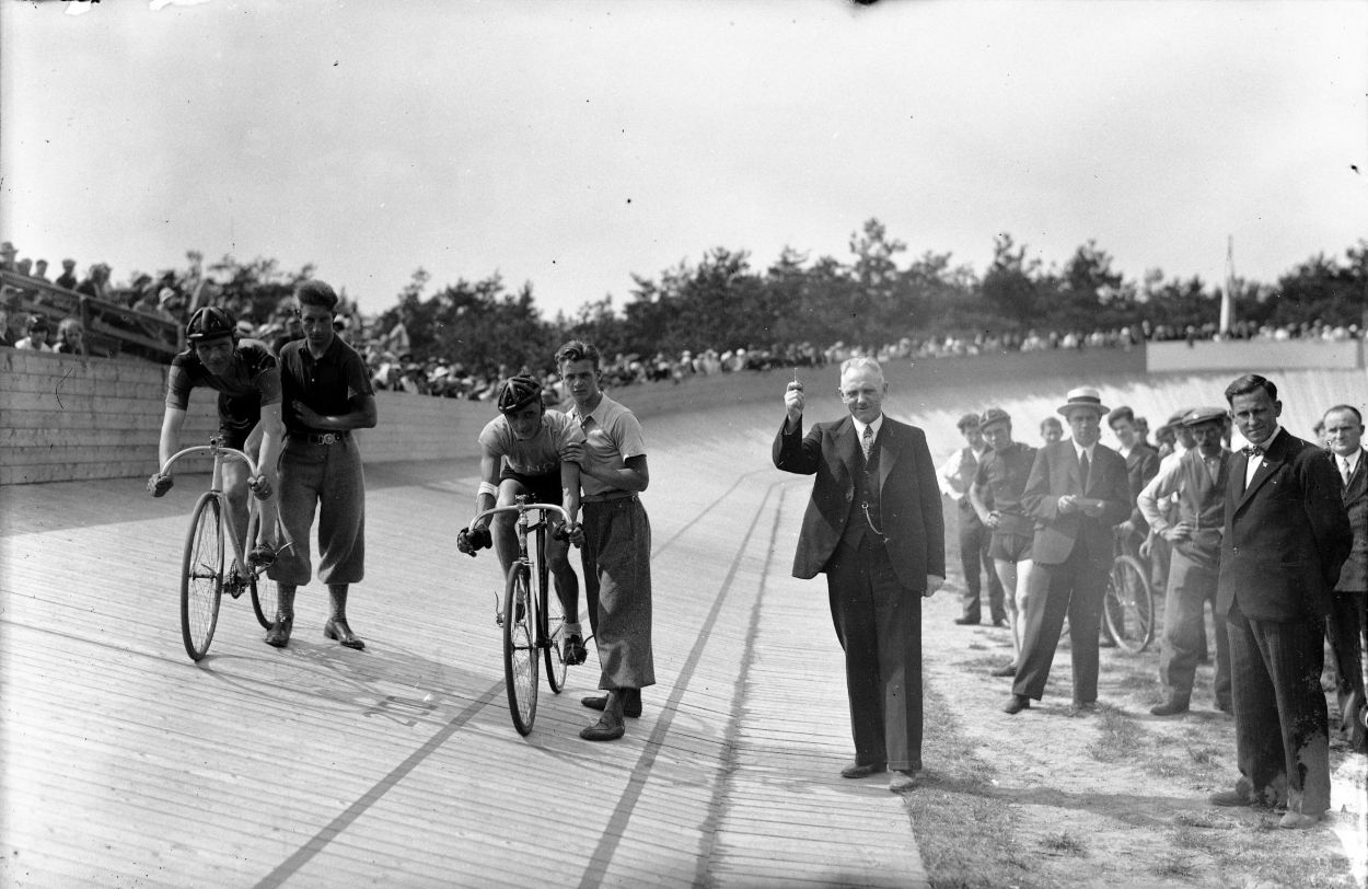Wethouder Van Susante lost het startschot bij de opening van de wielerbaan in Boxtel op 14 juli 1933.