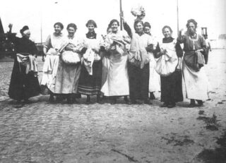 Amsterdamse vrouwen tijdens het Aardappeloproer van 1917