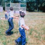 Amish-kinderen spelen een potje honkbal