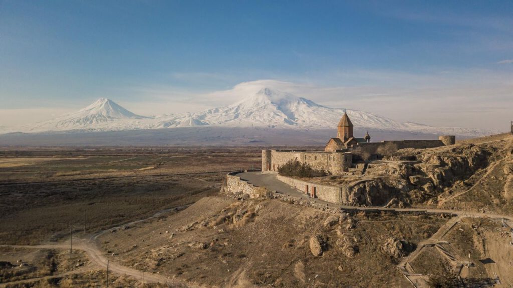 De tweekoppige Ararat met op de voorgrond Khor Virap, 2020