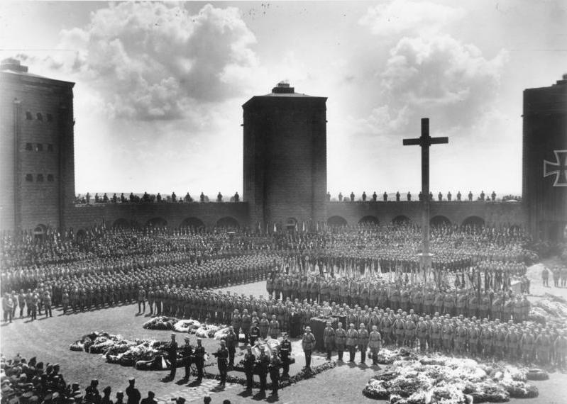 Plechtige bijzetting van Paul von Hindenburg bij het Tannenberg-Nationaldenkmal, 1934 