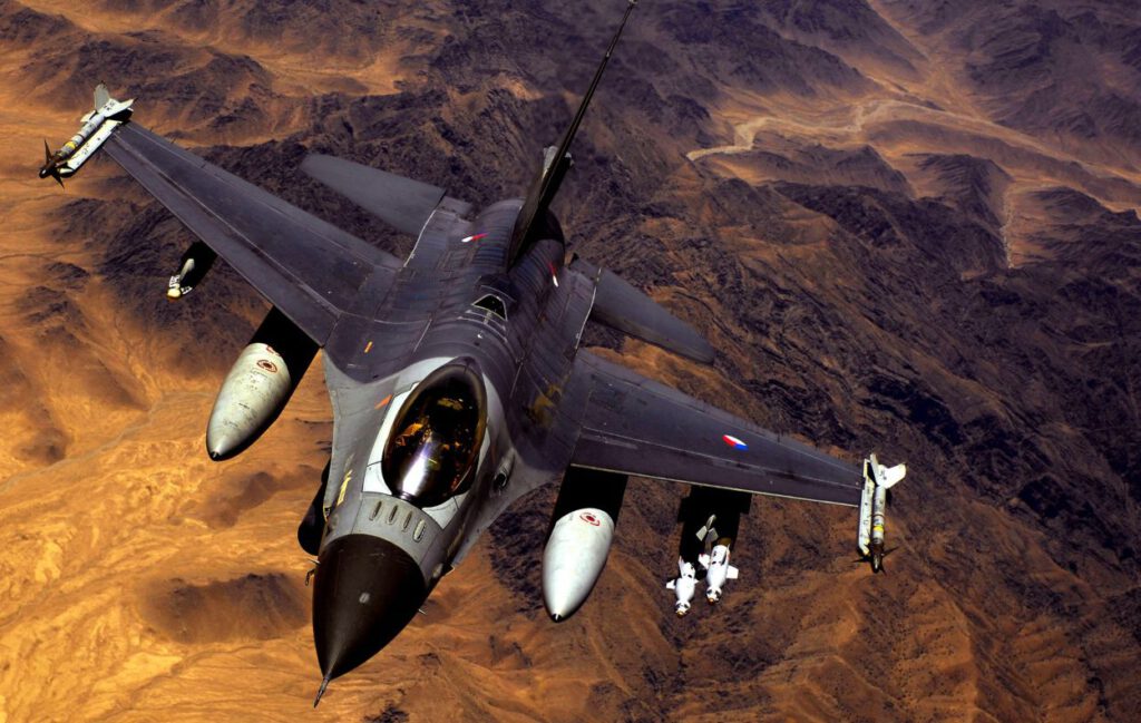 Een Nederlandse F-16 boven Afghanistan