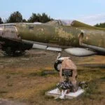 Jak-28 met gedenksteen voor omgekomen piloten in het luchtvaartmuseum in Finowfurt