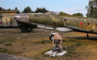 Jak-28 met gedenksteen voor omgekomen piloten in het luchtvaartmuseum in Finowfurt