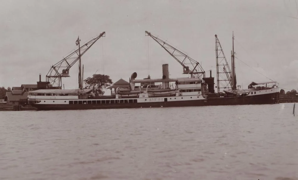 KPM-schip MS Boelongan, waarvan de kapitein weigerde drenkelingen aan boord te nemen. (Nationaal Museum van Wereldculturen)