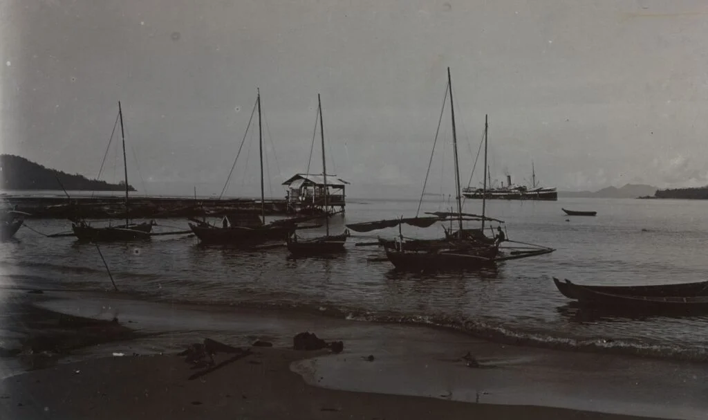 Baai van Sibolga, waar de Duitsers werden ingescheept. Deze opname is overigens uit 1917. (KITLV)