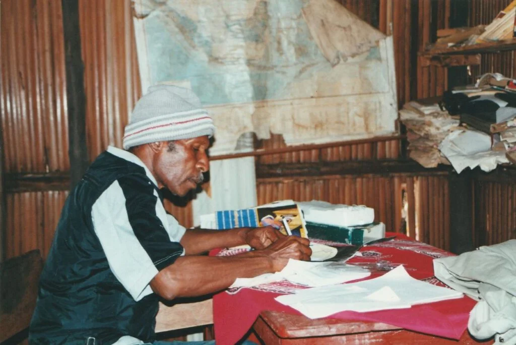 Pak Yul in his study desa Wambi - Foto: Jeroen Overweel
