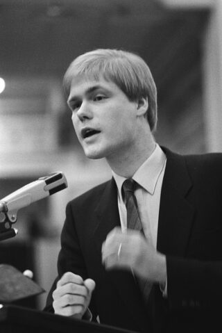 Robin Linschoten tijdens de behandeling van de begroting van Sociale Zaken en Werkgelegenheid in de Tweede Kamer, maart 1983