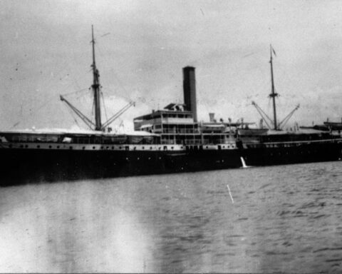 Het schip de "Imhoff " ligt op de rede van Donggala.