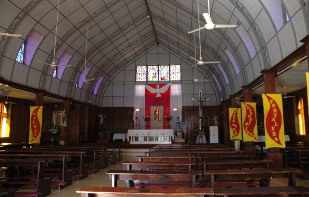 Interieur van de ijzeren kerk van Santa Rosalia