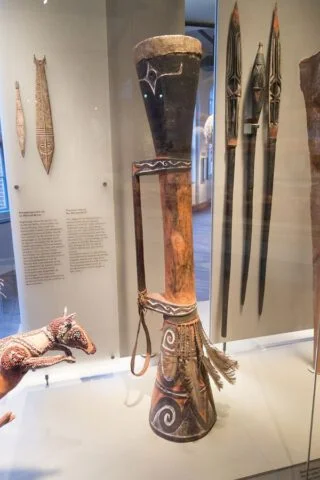 Ceremoniële trommel van de Marind in de collectie van het Tropenmuseum 