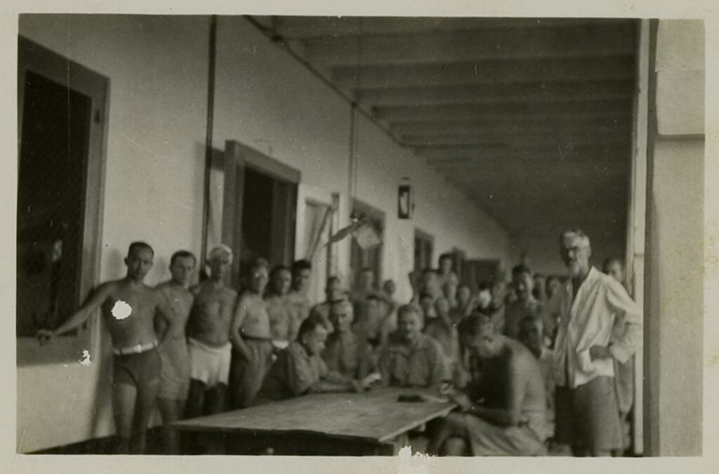 Europeanen die werden verdacht van Duitse sympathieën, hier geïnterneerd in Ngawi op Java. Later werden geïnterneerden uit diverse kampen samengebracht in een kamp op Noord-Sumatra. (KITLV)