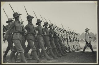 Parade KNIL-militairen, 1940 (Foto Zindler (Jogjakarta)/KITLV 54343)