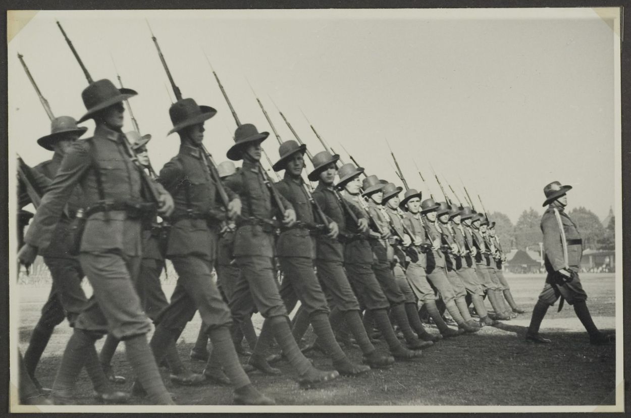 Parade KNIL-militairen, 1940 (Foto Zindler (Jogjakarta)/KITLV 54343)