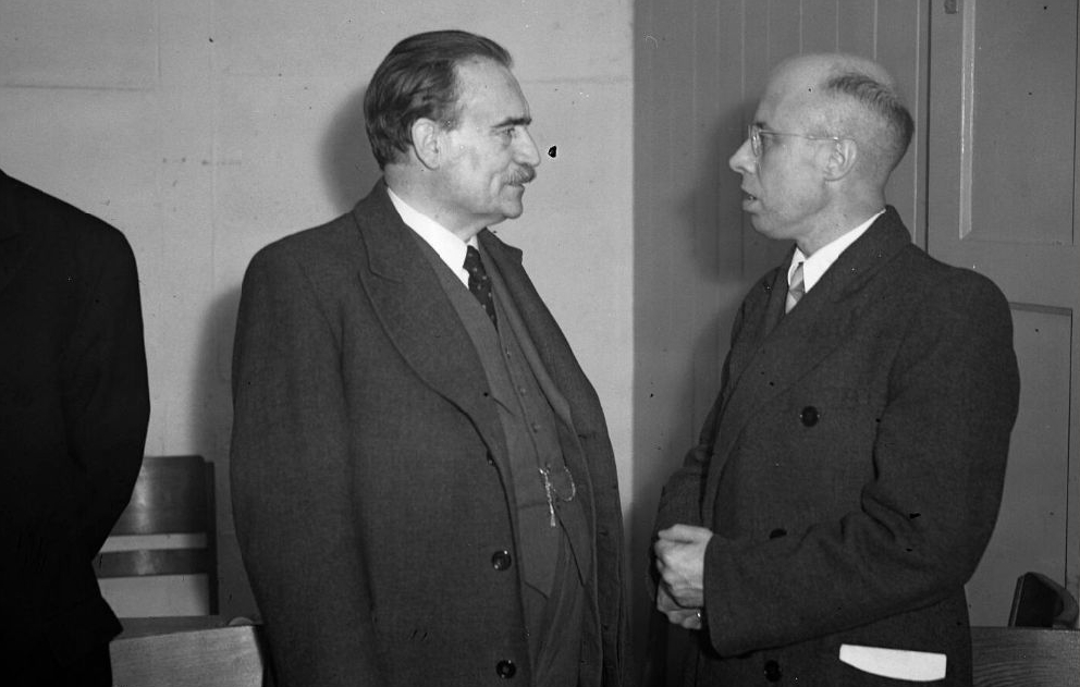 Premier Willem Drees (midden) neemt eind oktober 1948 afscheid van Louis Beel die naar Indië vertrekt als Hoge Vertegenwoordiger van de Kroon.