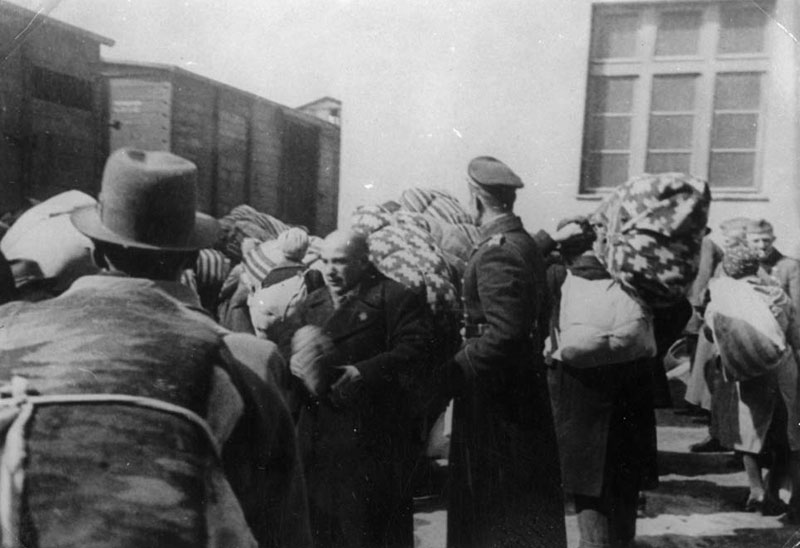 In de door Bulgarije geannexeerde gebieden hadden de joden minder geluk. Hier houdt een Bulgaarse militair toezicht op een deportatietrein in Thracië. 