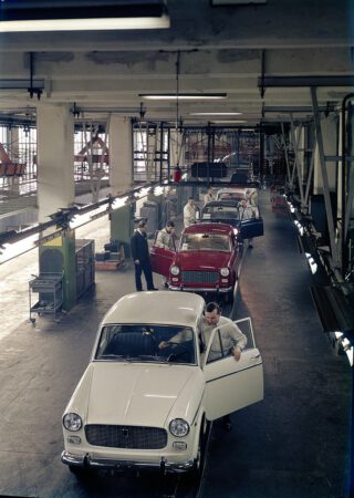 Assemblage lijn voor de FIAT 1100 D in de Lingotto-fabriek, 1963.