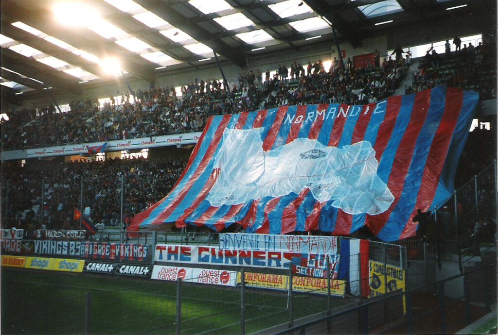 Clubkleuren van Stade Malherbe Caen in het eigen stadion tijdens de Normandische derby in 1995 tegen Le Havre: ‘Notre identité vient de Scandinavie’. 
