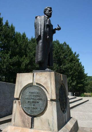 Beeld ter nagedachtenis aan Draža Mihailović vlakbij de voormalige start- en landingsbaan in Pranjani