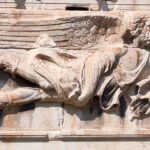 Beeld van de god Eurus op de Toren der winden in Athene
