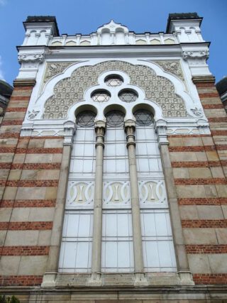 Façade van de synagoge van Sofia. De synagoge van Sofia is een uitzonderlijk fraai bouwwerk dat de Tweede Wereldoorlog overleefde, net als de volledige joodse gemeenschap van Bulgarije.