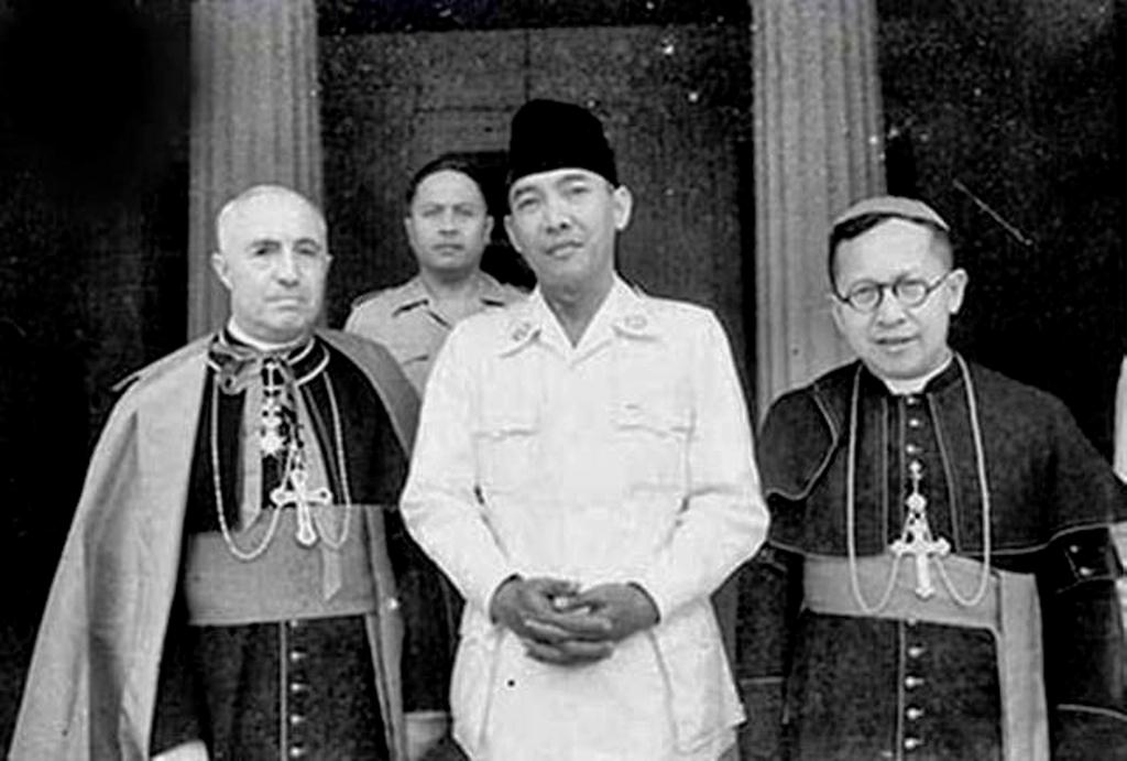 Georges de Jonghe (links) naast de Indonesische president Soekarno op 17 augustus 1950. 