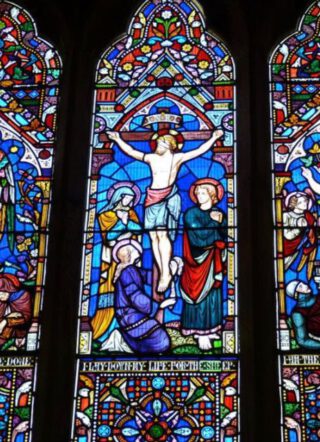 Glas-in-lood met een beeld van Christus aan het kruis