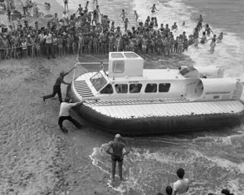 Menigte bij een hovercraft op het Scheveningse strand, 8 juli 1975