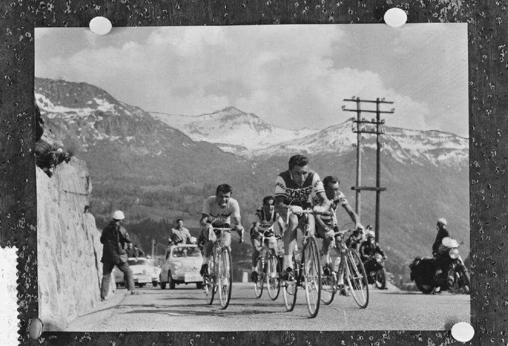 Jacques Anquetil gaat voorop in de Ronde van Italië, 1960. Achter hem Charly Gaul, Jos Hoevenaars en Gastone Nencini.