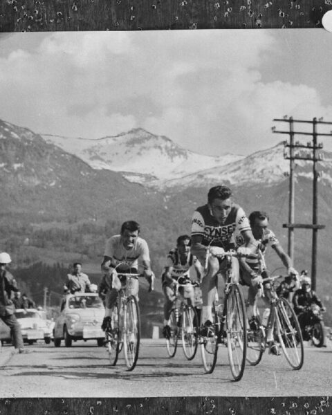 Jacques Anquetil gaat voorop in de Ronde van Italië, 1960. Achter hem Charly Gaul, Jos Hoevenaars en Gastone Nencini.