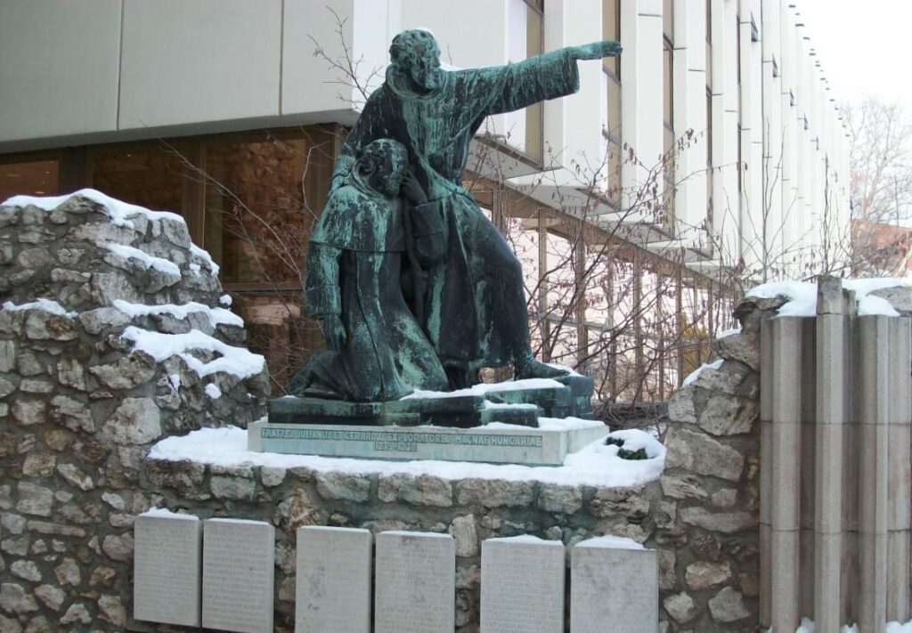 Monument door Károly Antal in Boedapest van de Hongaarse monnik-ontdekkingsreiziger Juliaan en zijn medereiziger Geeraard (CC BY-SA 3.0) De dominicaanse monnik moest in de jaren 1230 in opdracht van de Hongaarse koning  Béla IV op zoek naar achtergebleven Magyaren aan de Wolga en Kama.