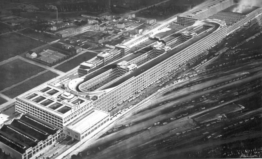 De Lingottofabriek in 1928. Op het dak is de FIAT-testbaan zichtbaar.