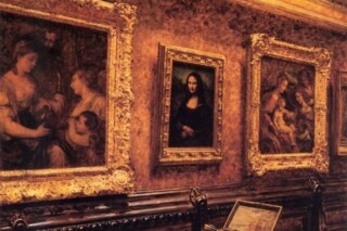 Schilderij van Louis Béroud's uit 1911 waarop de Mona Lisa te zien is in het Louvre, kort voor de diefstal