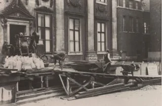 De aanleg van de bomvrije bunker onder het Mauritshuis, Oktober 1939. Foto archief Mauritshuis