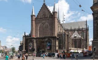 Hoofdingang van de Nieuwe Kerk in Amsterdam