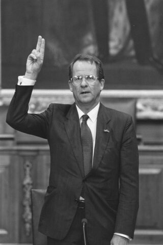 De net afgetreden staatssecretaris Gerrit Brokx legt de eed af bij zijn verschijning voor de parlementaire enquêtecommissie, 26 oktober 1987