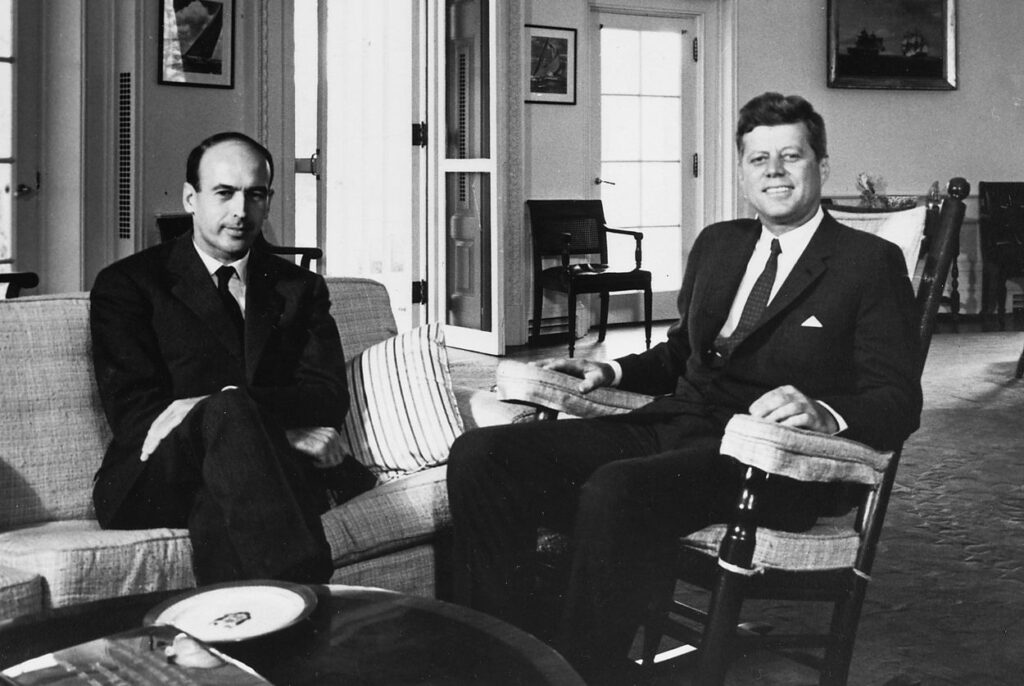 Valéry Giscard d'Estaing in het Witte Huis tijdens een bezoek aan president John F. Kennedy, 24 juli 1962