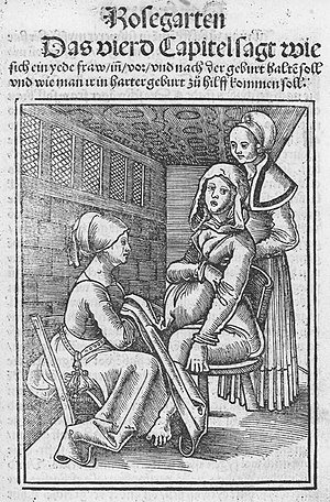 Vroedvrouw en bevalling: Eucharius Rößlin, Der Swangern frawen vnd hebamme(n) roszgarte(n), Hagenau: Gran, um 1515. Deze illustratie uit het vierde hoofdstuk toont een vrouw die bevalt op een geboortestoel.
