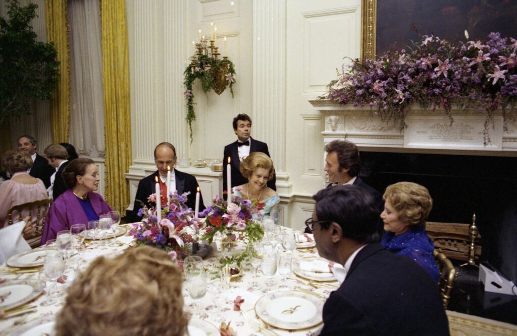 Diner ter ere van Giscard in het Witte Huis. Links van hem first lady Betty Ford. Rechts acteur Clint Eastwood, 1976