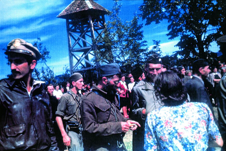 Gezamenlijke militaire ceremonie van Amerikanen en Četniks in Pranjani, 6 september 1944. In het midden is Draža Mihailović te zien. 