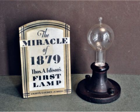 Replica van de eerste Edisonlamp ter gelegenheid van het 100 jarige jubilieum