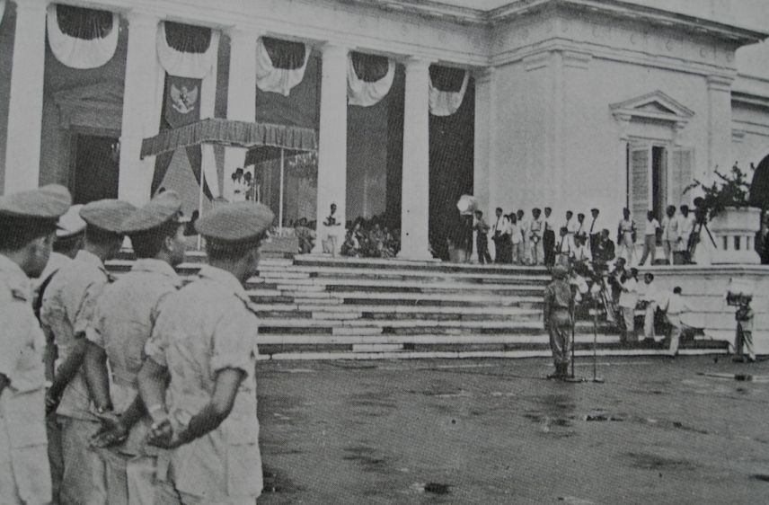 President Soekarno (bovenaan de trappen) spreekt op 5 juni 1959 het decreet uit waarmee hij de grondwet van 1945 opnieuw invoert.
