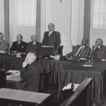 Minister-president Drees tijdens een debat over de kabinetscrisis van 1955