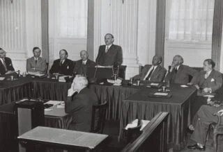 Minister-president Drees tijdens een debat over de kabinetscrisis van 1955
