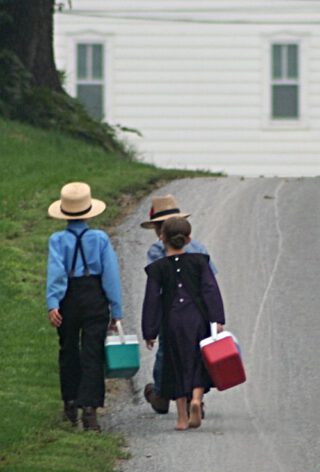 Amish-kinderen onderweg naar school